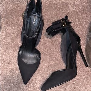 Black pointed toe ankle strap pump NWOT